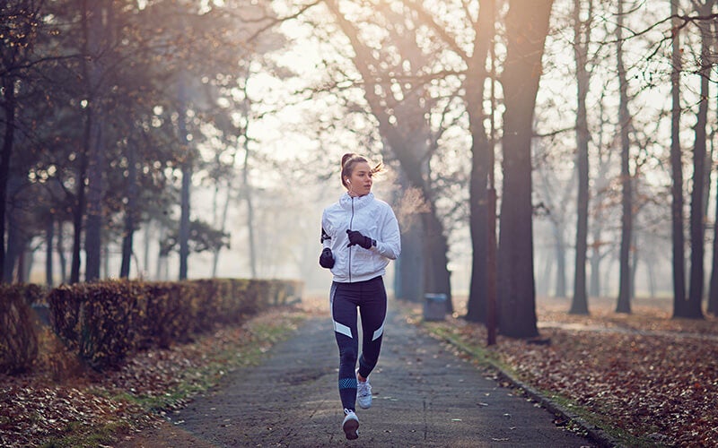 junge Frau joggt im Park