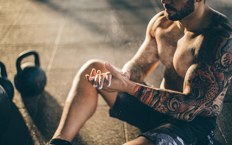 atleta tatuato muscoloso seduto