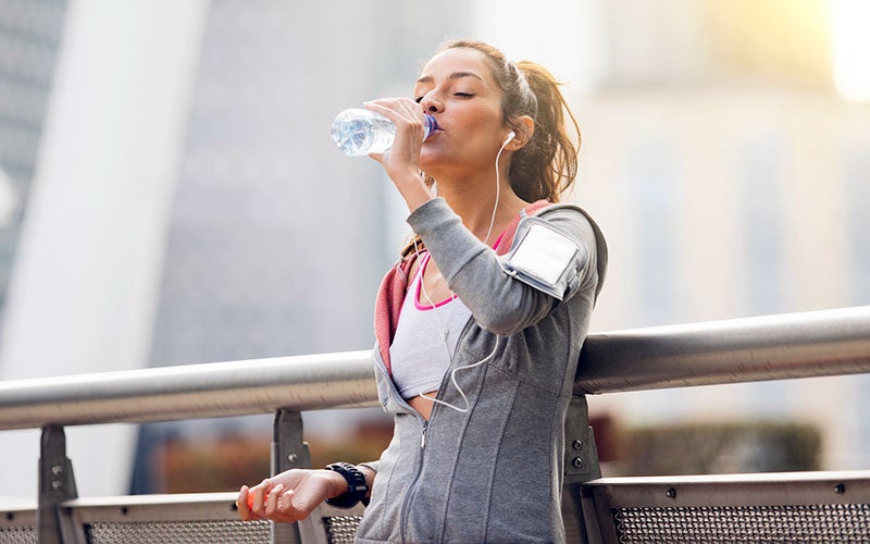 donna beve acqua dopo sport