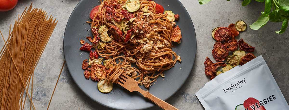 Spaghetti con pesto rosso alle noci