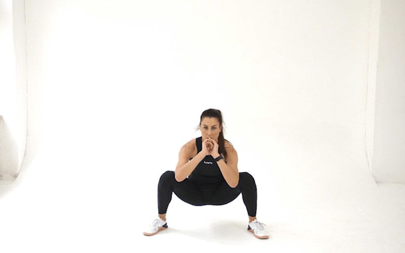 femme faisant un air squat