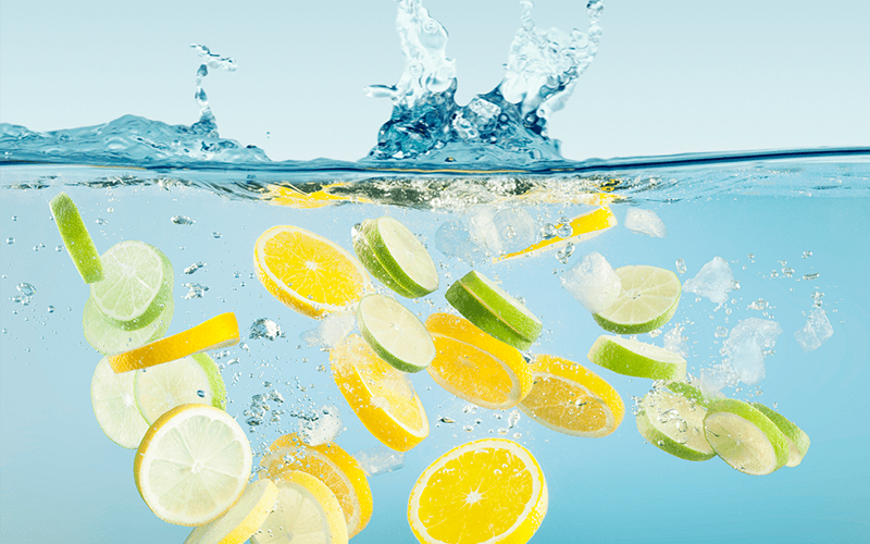 limone e lime in acqua