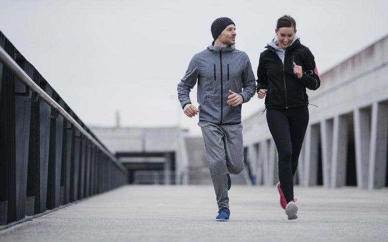 Un uomo e una donna fanno jogging 