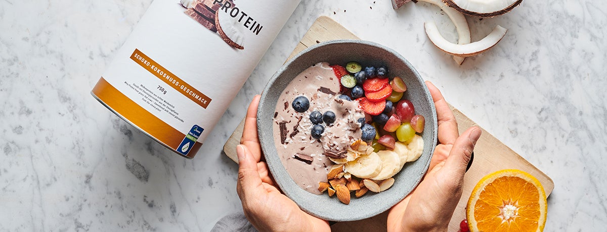 Bowl al cioccolato, yogurt e frutta fresca