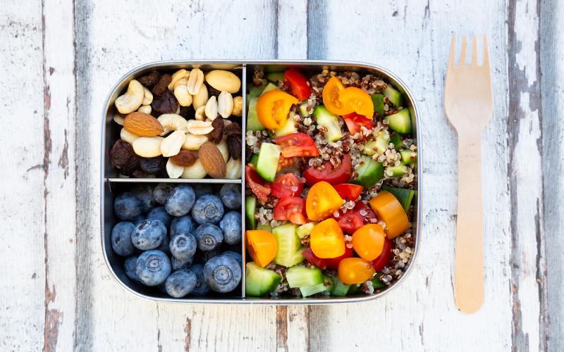 lunchbox mit gesundem essen