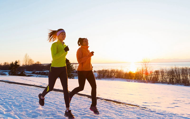 Due donne fanno jogging sulla neve