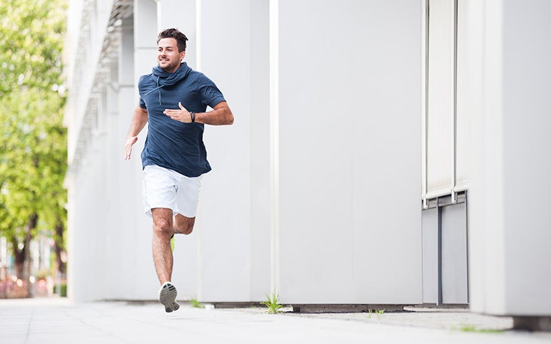 Mann joggt mit schneller Geschwindigkeit durch die Stadt