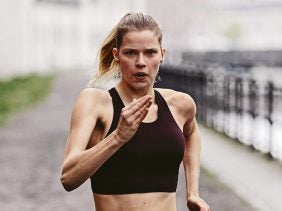 Sportliche Frau beim Sprinten