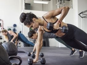 Eine Frau trainiert im Gym