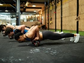 Eine Gruppe von Menschen macht CrossFit
