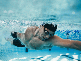 Sportlicher Mann schwimmt