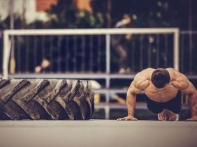 Muskulöser Mann trainiert Push Ups