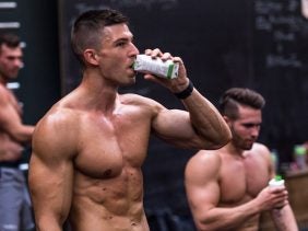 zwei sportliche Männer trinken Oberkörperfrei ein Kokoswasser von foodspring