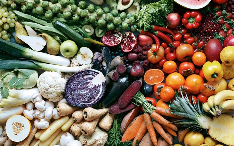 Verschiedene Arten von Gemüse ist auf einem Tisch ausgebreitet.