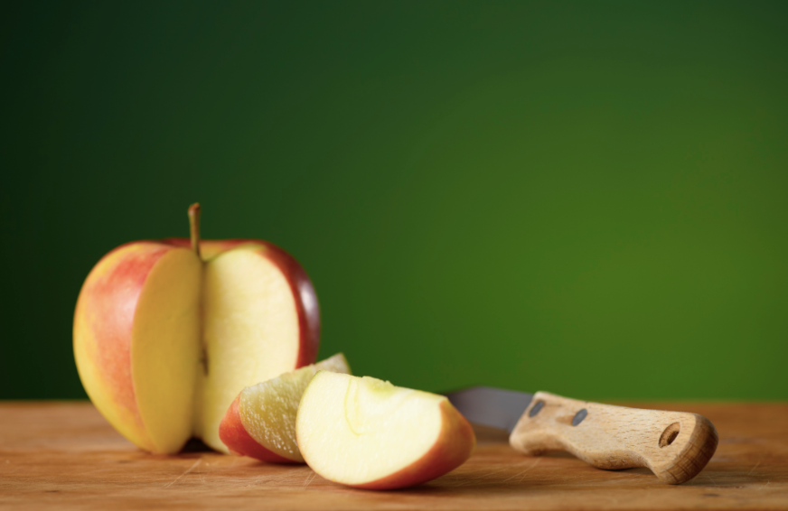 Frisch aufgeschnittener Apfel auf einem Holzbrett