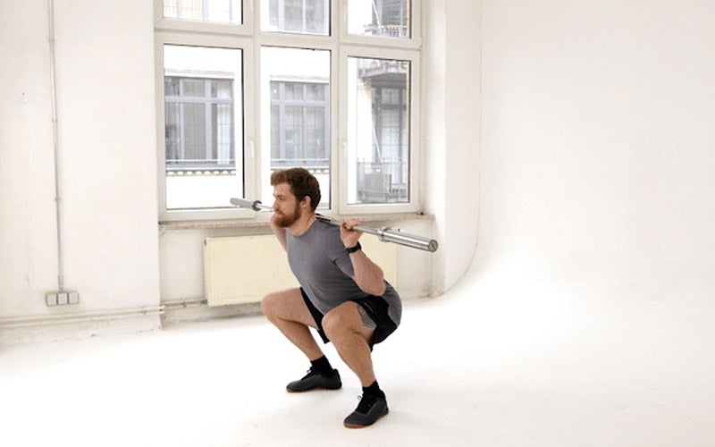 Mann trainiert Back Squats