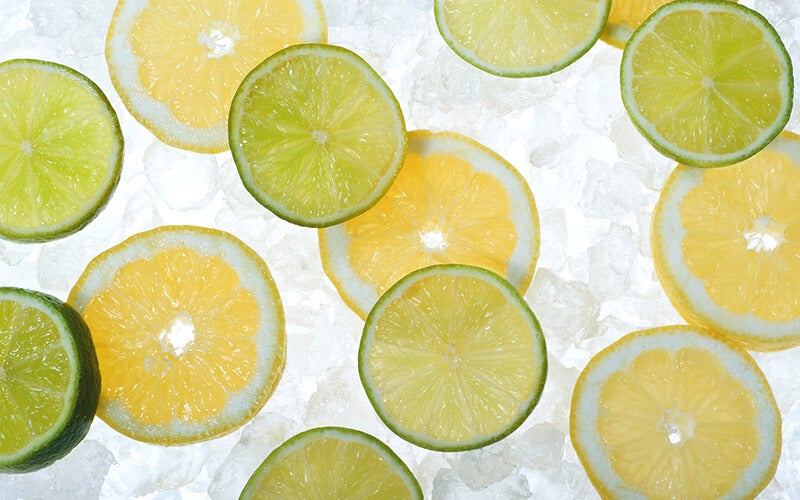 Fette di limone e ghiaccio