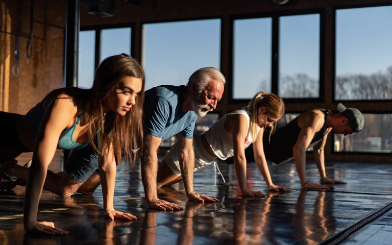 Vue Élevée Des Mains Masculines En Tenue De Sport Faisant Du Yoga