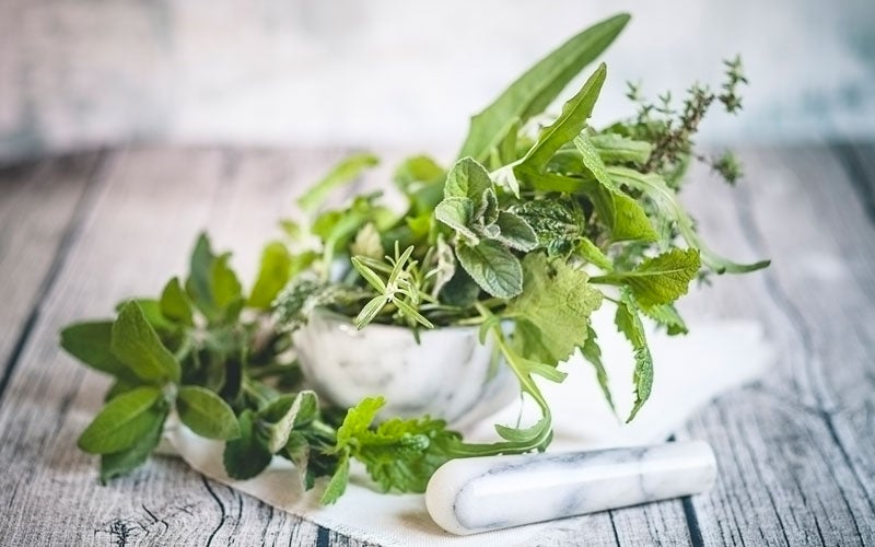 7 astuces pour bien conserver les épices et les herbes aromatiques