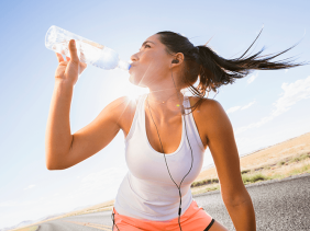 runner-drinking-water