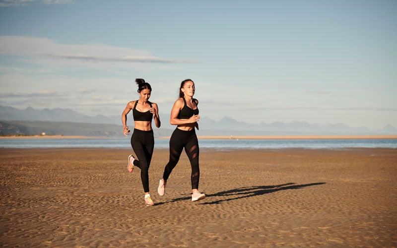 zwei Frauen joggen draußen
