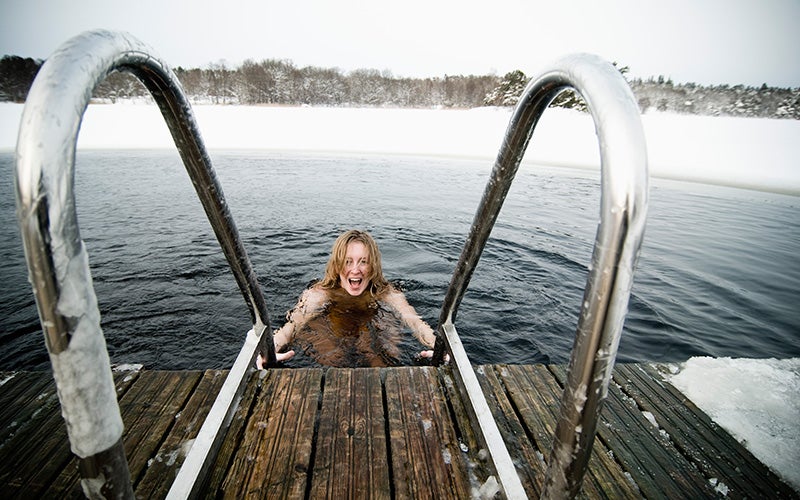 Donna si immerge in un lago quasi ghiacciato