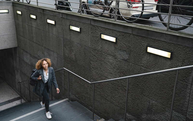 Donna d'affari prende le scale dalla metropolitana