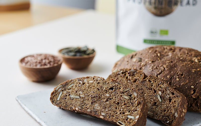 A photo of a loaf and slices of foodspring's Protein Bread