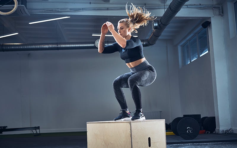Una donna esegue un box jump
