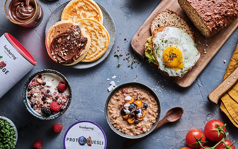 A selection of products available in foodspring's Power Breakfast Bundle to help you on your way to a healthy breakfast
