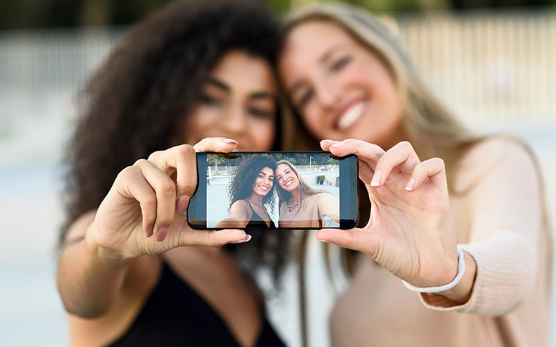 deux femmes faisant un selfie