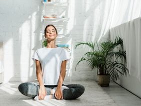 Frau meditiert zuhause