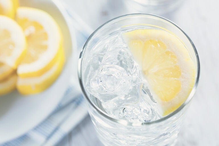 Bicchier d'acqua con limone