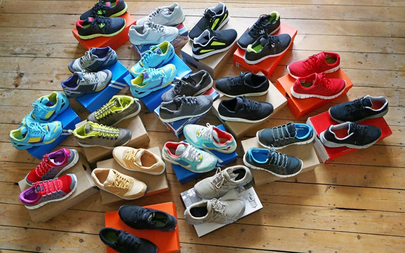 Viele verschiedene Laufschuhe stehen auf ihren Schuhkartons