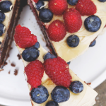 Brownie double-cake con tahina e frutti di bosco