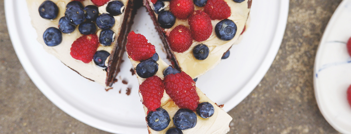 Brownie double-cake con tahina e frutti di bosco - foodspring