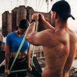 Resistance Bands: 10 effektive Übungen mit dem Fitnessband