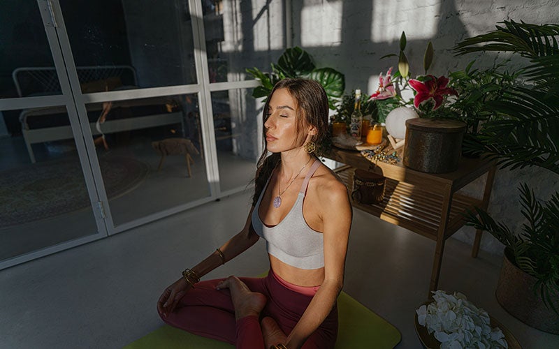 Eine Frau meditiert