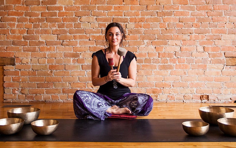 Eine Frau praktiziert Kundalini Yoga