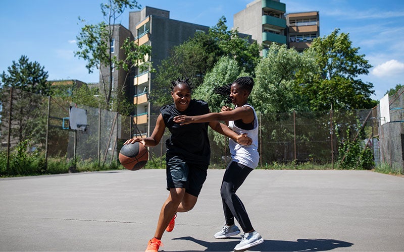 Zwei Basketball Spielerinnen beim Spiel