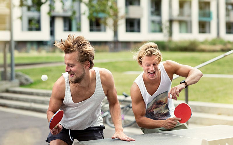 Varianti del tennis tavolo - Due ragazzi giocano a ping pong