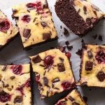 Fudgy Protein Cheesecake Brownies mit Kirschen
