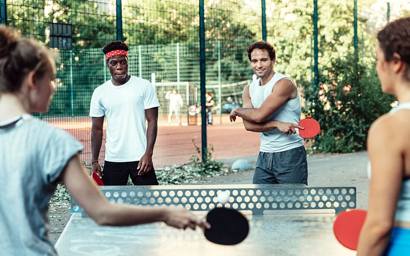 Alcuni giovani giocano a ping-pong al parco