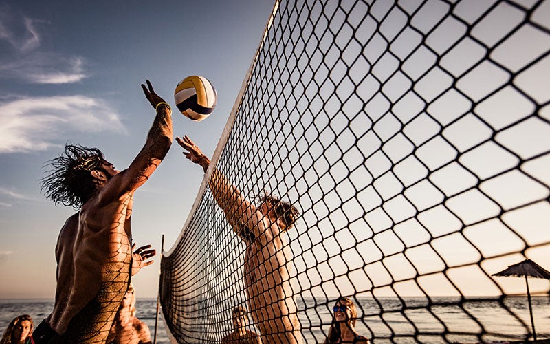groupe jouant au beach-volley