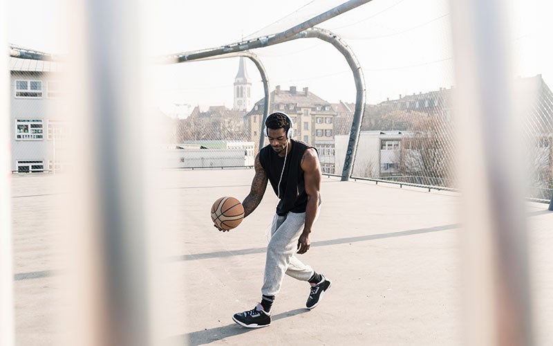 Un uomo gioca a basket