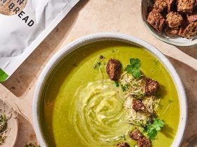 Erbsensuppe mit Protein-Croutons