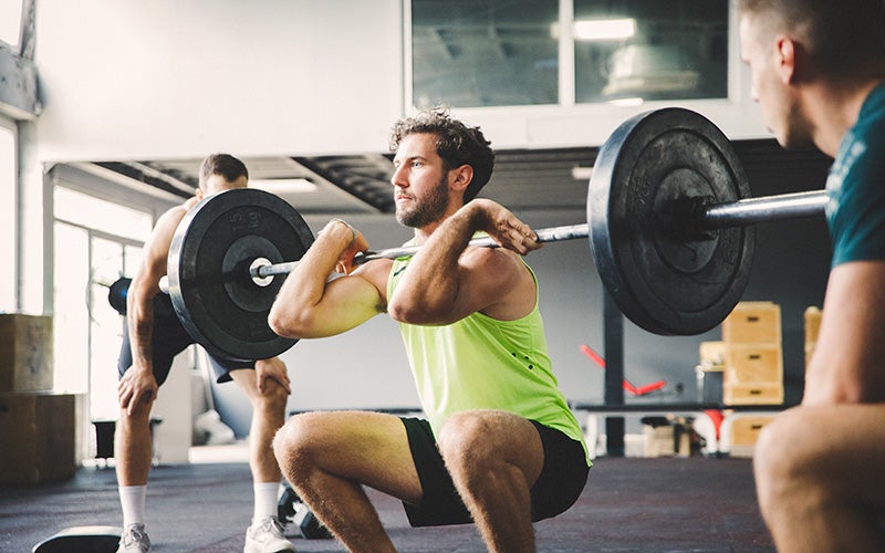 Ein Mann macht Front Squats im Gym