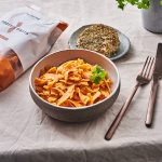 Protein Pasta mit Paprikasoße & veganem Backofen-Feta
