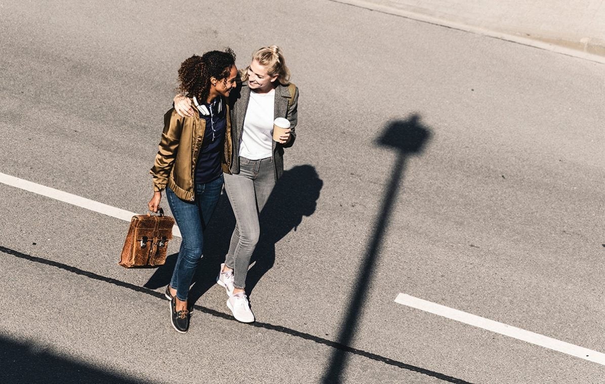 Zwei Frauen gehen spazieren