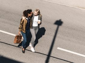 Zwei Frauen gehen spazieren